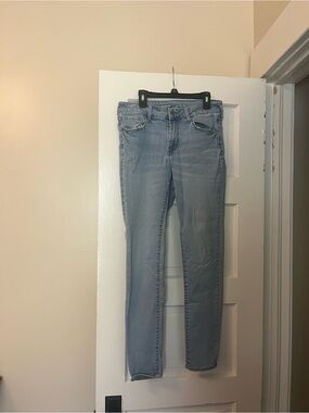 Light Wash Women’s Skinny Jeans